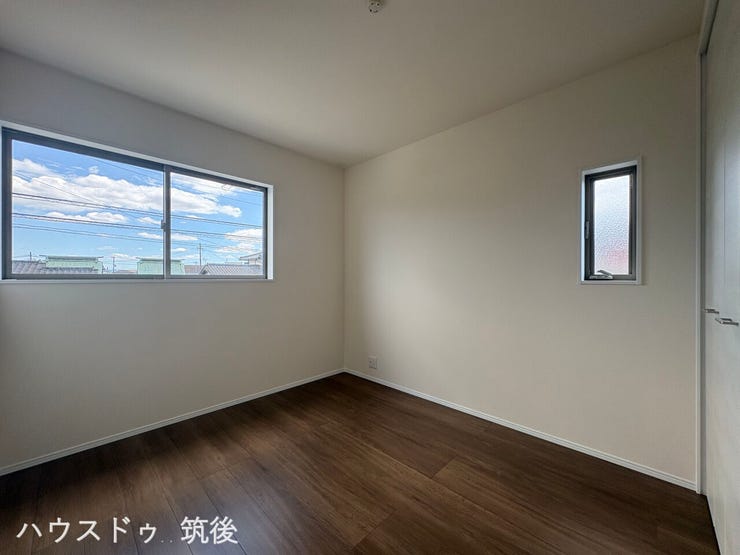 【クローゼット付きの洋室】5.4帖の使いやすい広さ。扉付きの収納スペースがあり、お部屋を広くスッキリと使えます。家具の配置がしやすい長方形の間取りで、自分好みのプライベートルームを作れます。