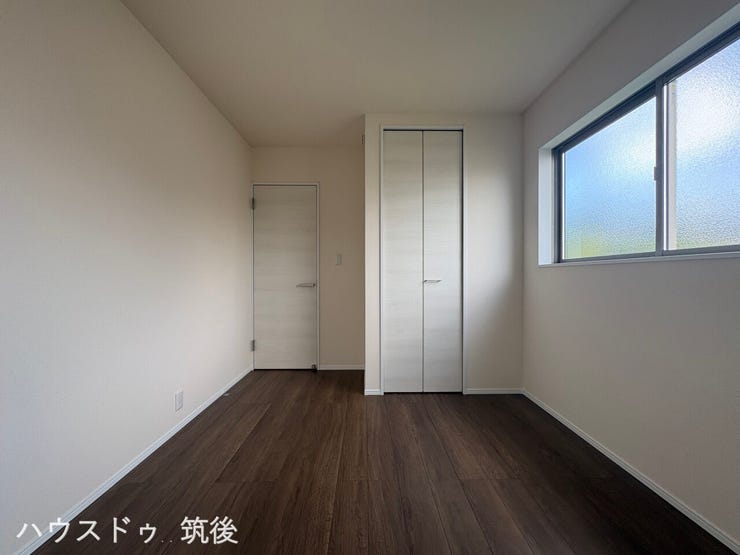 【クローゼット完備の5.4帖】お部屋をすっきり広く使える折れ戸式の収納付き。縦長のレイアウトなのでベッドやデスクが配置しやすく、お子様部屋やプライベートルームにちょうど良い使い勝手の良い洋室です。