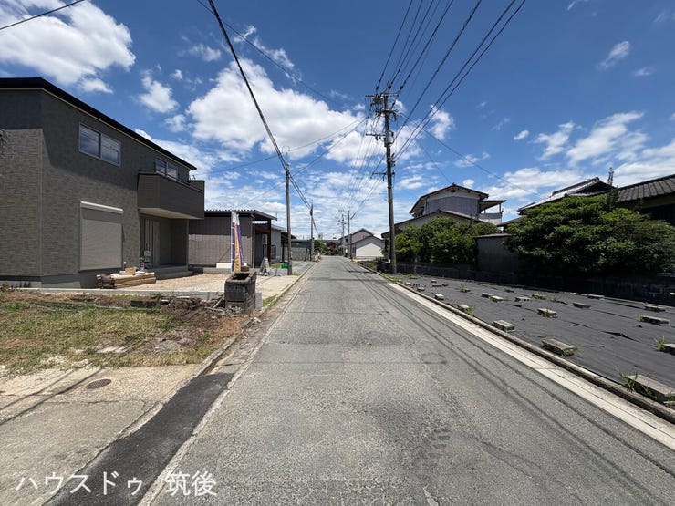 【前面道路は5.1m】見通しの良い平坦な道路に面しており、お車の出し入れや対向車とのすれ違いもスムーズに行えます。周辺は高い建物がなく開放的で、静かで落ち着いた住環境が広がっています。
