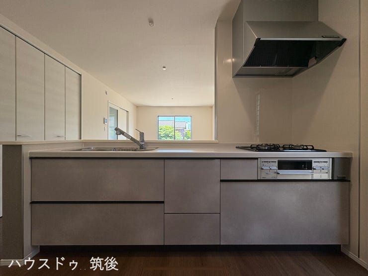 【会話が弾む対面式キッチン】リビング全体を見渡せるカウンターキッチンを採用。お料理中もご家族との会話やテレビを楽しめます。シックな色合いがお洒落な調理スペースです。