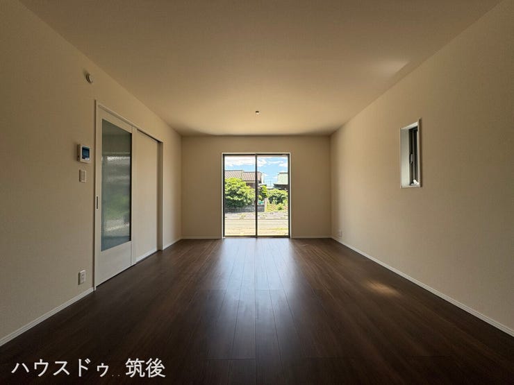 【広々とした16帖のLDK】奥行きがあり家具が配置しやすい縦長タイプのリビング。落ち着いた色合いのフローリングが上質な空間を演出します。奥の大きな窓から心地よい光が差し込む明るい空間です。