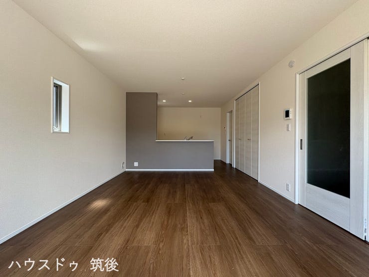 【料理中も会話が弾むLDK】リビング全体を見渡せる対面式キッチンを採用。お部屋の入り口にはお洒落なスリットガラス入りの扉を設置し、洗練された空間を演出します。ぜひ現地で広さをご体感ください。