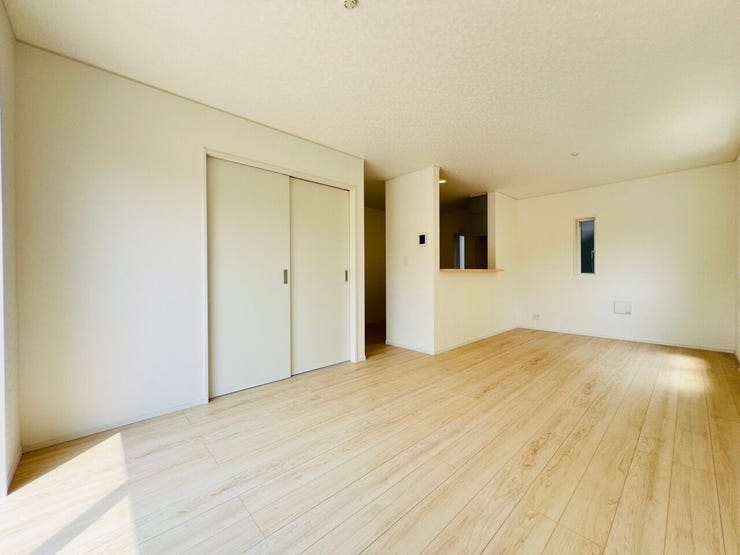 明るい木目調の広々リビング。奥の引き戸を開けると4.5帖の洋風和室が広がり、繋げて大空間としても使えます。開放感あふれる住空間を、ぜひ現地で体感してください!