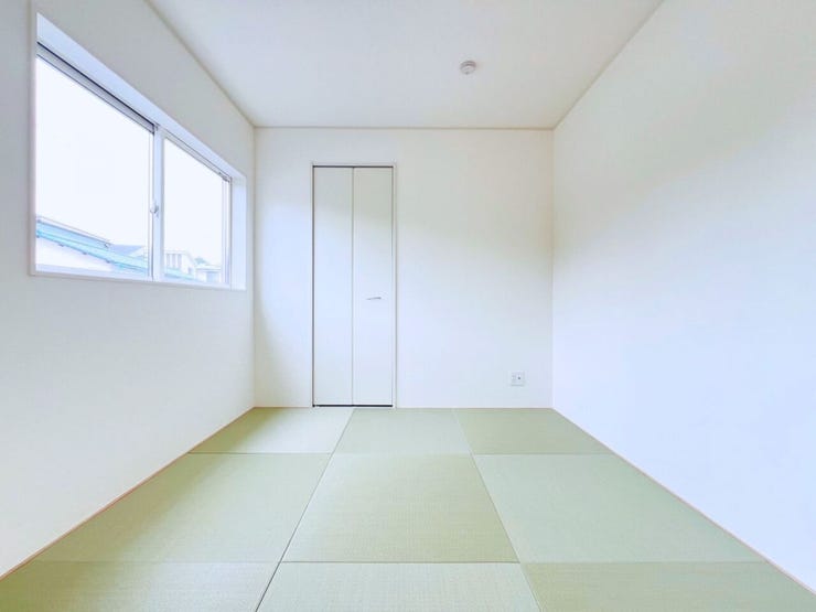 明るい光が差し込む4.5帖の洋風和室。便利な収納付きで、これから新しい畳が入ります!完成前の様子をぜひ現地でご覧ください。
