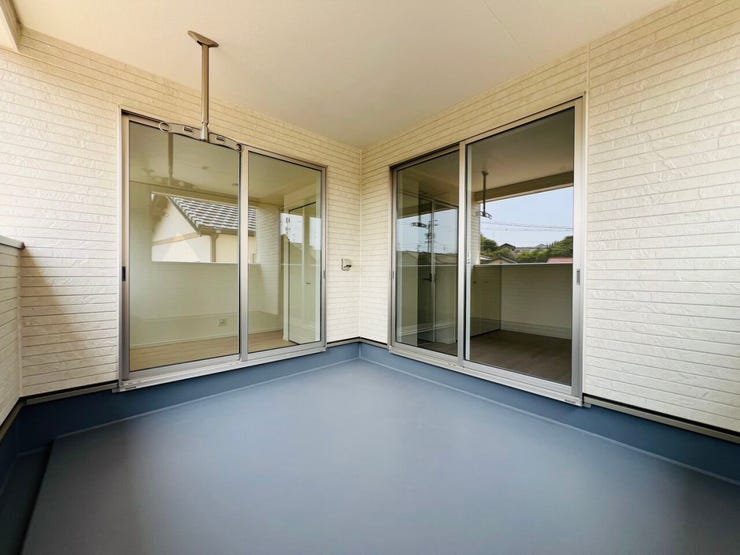 急な雨でも安心な屋根付きのインナーバルコニー。天井に物干し金具を備えており、日常の洗濯作業がスムーズに行えます。使い勝手の良いバルコニーを、ぜひ現地でご見学ください。