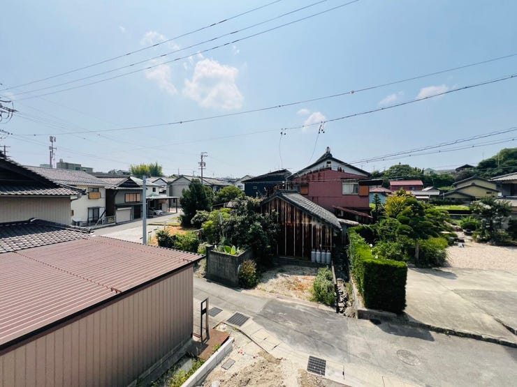 バルコニーからは見晴らしが良く、心地よい風と陽光を感じられるロケーションです。前面に圧迫感がなく開放感も十分。周辺環境も含め、ぜひ現地でお確かめください。