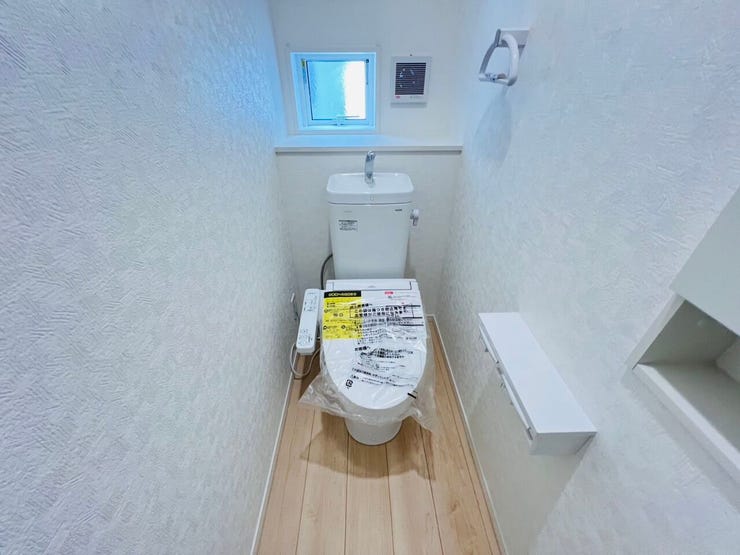 白を基調とした爽やかな1階トイレです。手洗い付きタンクや小物を置ける棚など機能性も充実。毎日使う場所だからこそこだわった快適な空間を、ぜひ内覧でお確かめください。