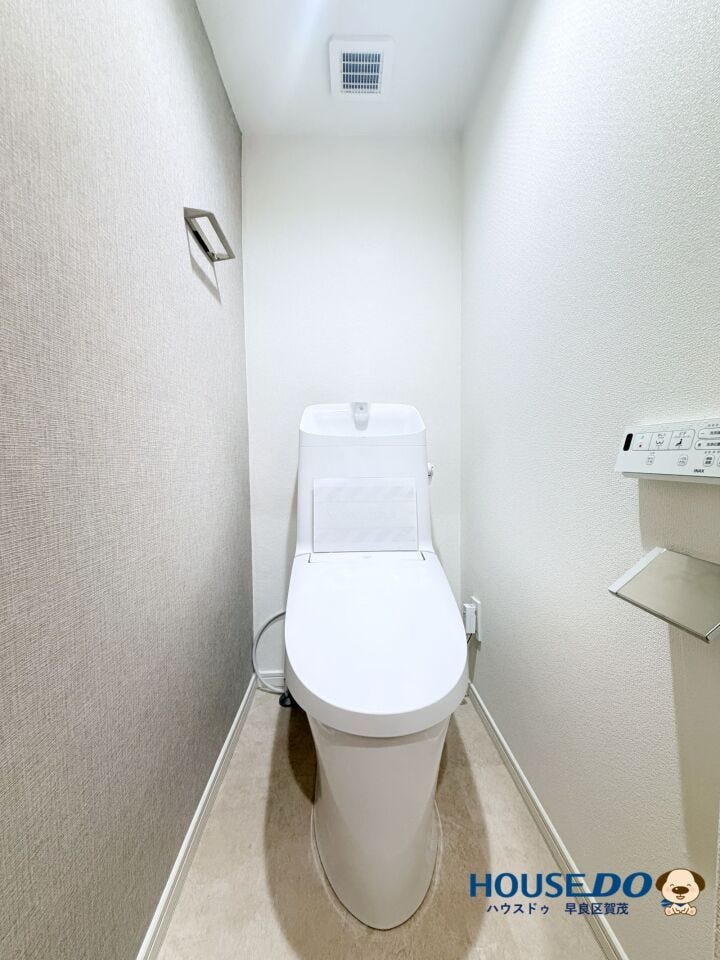 白とグレーのシンプルで洗練された空間。
清潔感のある落ち着いたトイレです。