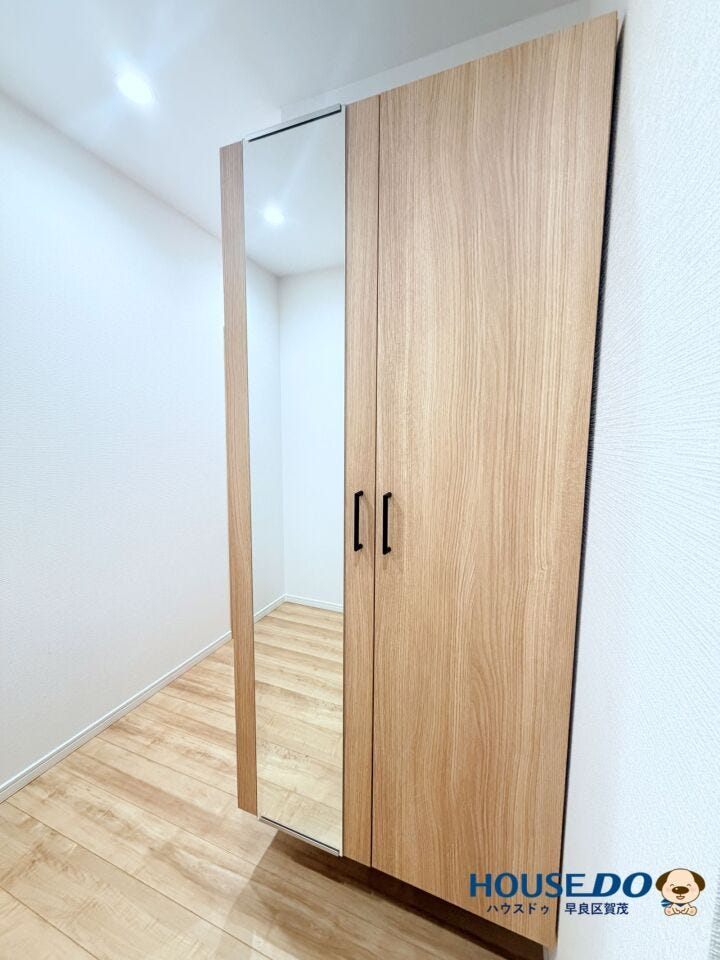 豊富な収納力を備えたシューズボックス。
全身鏡付きで、お出かけ前の身だしなみチェックにも便利です