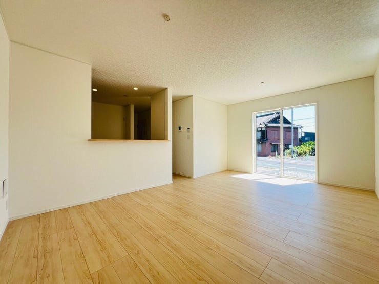 木目調のフロアが温かみを演出するLDKです。陽当りの良い窓辺と使いやすい間取りで、家具の配置もしやすいレイアウト。実際の広さと明るさを、ぜひご内覧でお確かめください。
