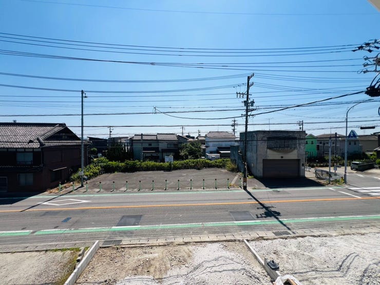 2階からの視界が開けた明るい眺望。向かいの建物からの視線も気になりにくく、快適に過ごせます。陽当りや解放感を、ぜひ現地でご体感ください。