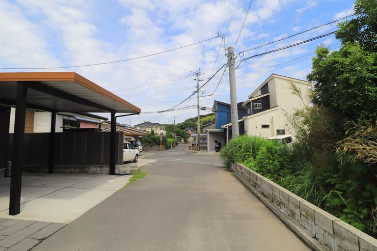 【前面道路】
南側前面道路