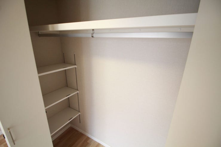 【クローゼット】各居室に完備!快適にお過ごしいただけます。荷物の多い方でもストレスなく生活できる素敵なマンションです。