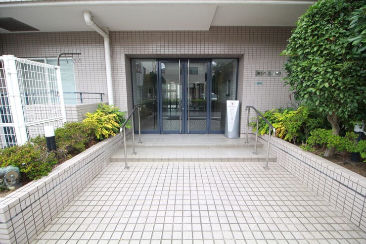 エントランスへと導いてくれるアプローチ。きっとその先にも素敵な空間が広がっているんだろうなと期待が膨らみます。
エントランスホール近くには来客時に使用できるロビーがあります。