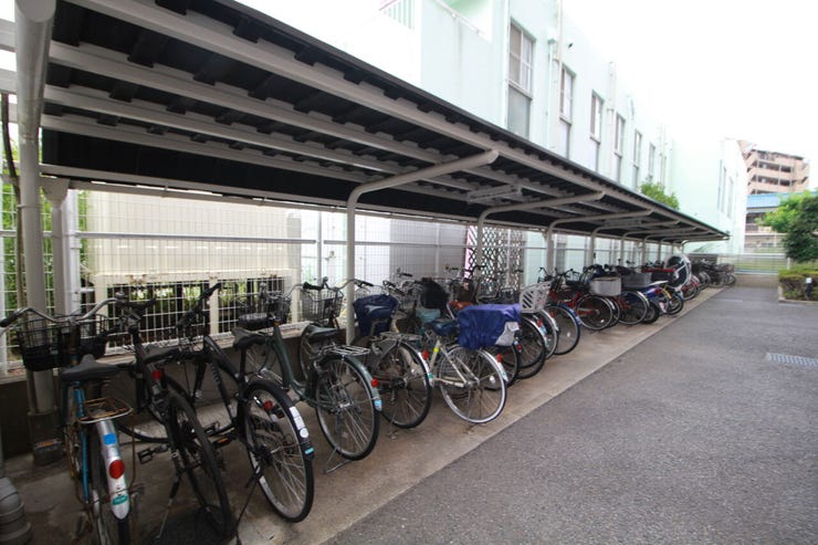【駐輪場】広さがしっかり確保された、敷地内駐輪場。屋根付きで雨や風から守ってくれます。