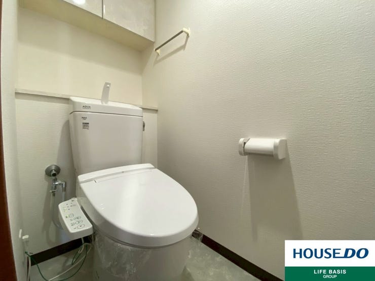 【トイレ】空気の換気と光の明るさに配慮した清潔感のあるトイレです。ご自分の好きなアロマや芳香剤を置いて落ち着く空間を演出するもの良いですね♪1人になれる空間ですから、リラックスしたいですね。