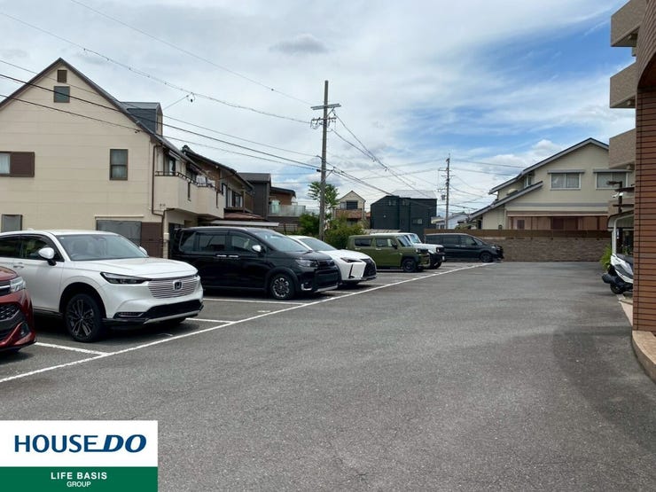 【駐車場】マンション敷地内に駐車場が設けられており、日々の車の出し入れもスムーズに行えます。共用部分として丁寧に管理されているため安心して利用でき、車をお持ちの方にも便利な住環境が整っています。