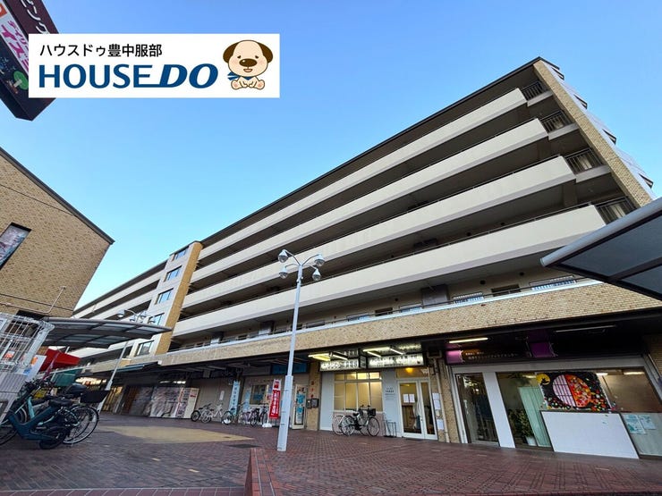 1階が店舗となっているマンションです♪敷地の三方が接道した解放感ある立地!小中学校徒歩10分圏内でお子様の通学も安心♪スーパーなども徒歩5分圏内にあり、生活利便性の高い立地です!