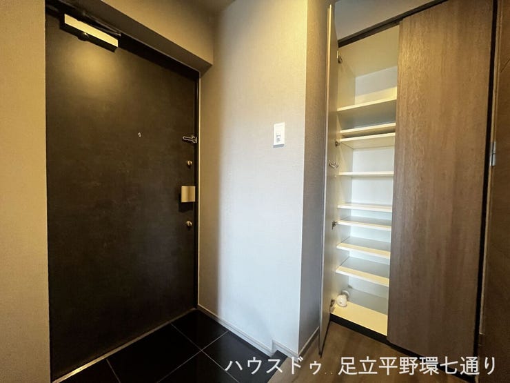玄関横には収納を配置。靴や小物を整理しやすく、すっきりとした印象に。
