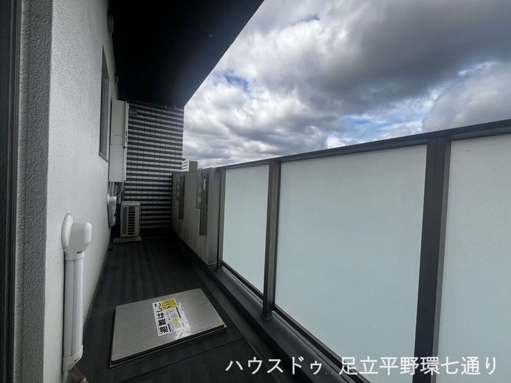 バルコニーは奥行きがあり、洗濯物干しや外の空気を楽しむ場として活用できます。