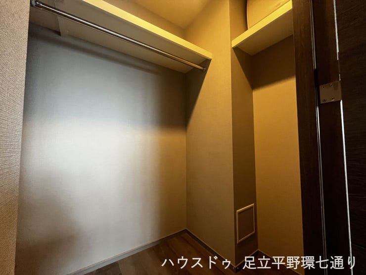 ウォークインタイプの収納で、衣類や荷物をまとめて収納しやすい便利な空間です。