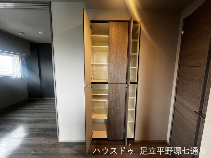 廊下収納は棚付きで整理しやすく、日用品や掃除用品もすっきり収納できます。