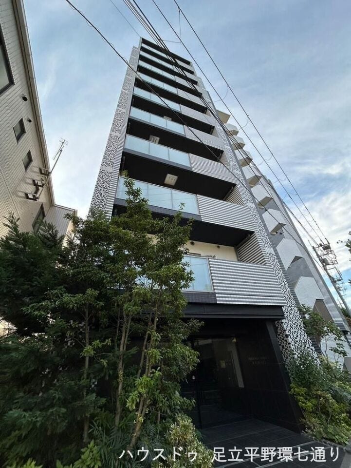 タイル張りのスタイリッシュな外観と緑豊かなエントランスが魅力。安心のオートロック付きで住環境も良好です。