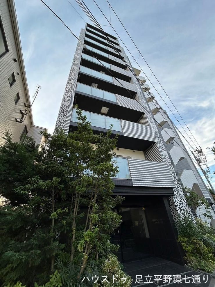 タイル張りのスタイリッシュな外観と緑豊かなエントランスが魅力。安心のオートロック付きで住環境も良好です。