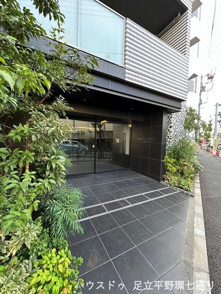 落ち着いたデザインのエントランスに緑を配した上質なアプローチ。清潔感があり、来訪者にも好印象を与えます。