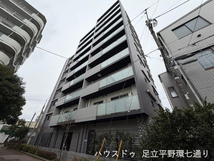 スタイリッシュな外観のマンション。バルコニー付きで開放感があり、周辺は住宅街で落ち着いた住環境。駅や生活施設へのアクセスも良好です。