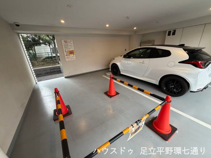 敷地内に屋根付き駐車場を完備。雨天時の乗り降りも快適で、大切なお車を風雨から守れます。出入りもしやすく、日常利用に便利です。