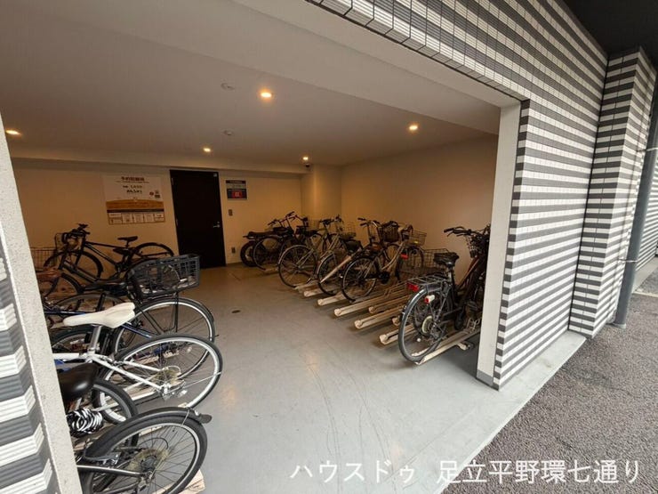 屋根付きの駐輪場を完備しており、雨の日でも自転車の出し入れがスムーズ。整理された駐輪スペースで日々の通勤・通学にも便利です。
