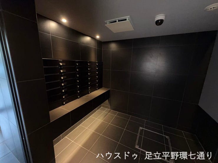 スタイリッシュで清潔感のあるメールコーナーを完備。不在時でも郵便物を安心して受け取れ、共用部もきれいに管理されています。