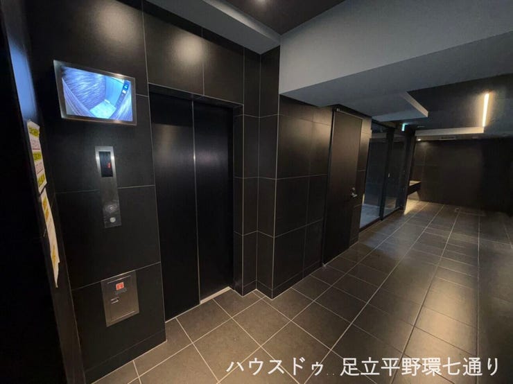 エレベーター完備で重い荷物やベビーカー利用時も快適。共用部は落ち着いたデザインで、日々の移動も安心・スムーズです。