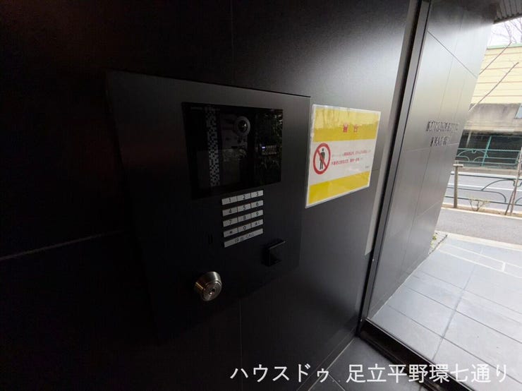 オートロック完備で、来訪者を確認してから解錠できる安心のセキュリティ。居住者の安全とプライバシーに配慮されたマンションです。