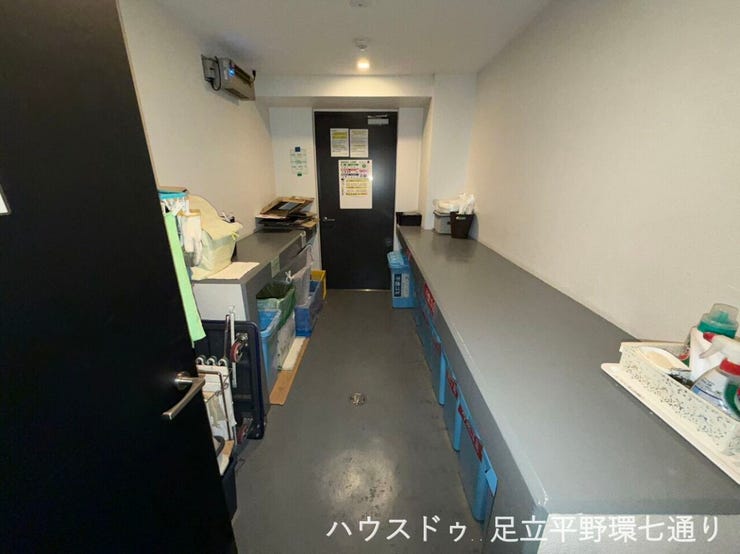 建物内にゴミ置き場を設置しており、天候を気にせずゴミ出しが可能。共用部も整理され、日々快適に利用できる環境です。