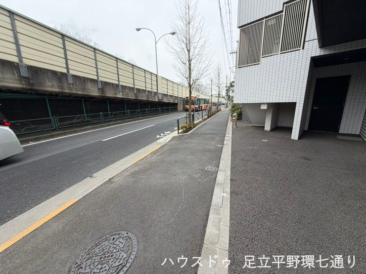 前面道路は歩道が整備されており、通行や自転車利用も安心。周辺は見通しの良い環境で、日々の通勤・通学や外出も快適です。