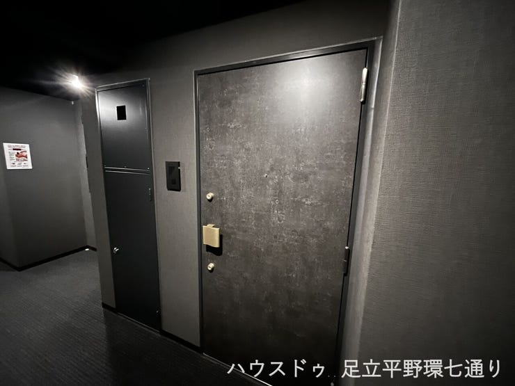 玄関前は落ち着いた内廊下仕様。天候の影響を受けにくく、ホテルライクな雰囲気が魅力です。