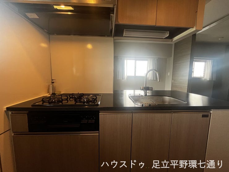 対面式キッチンで、リビングを見渡しながらお料理ができる開放的な空間です。