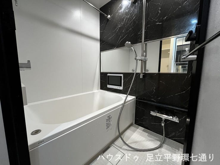 黒基調のアクセントパネルが印象的な浴室。落ち着いた雰囲気でくつろげます。