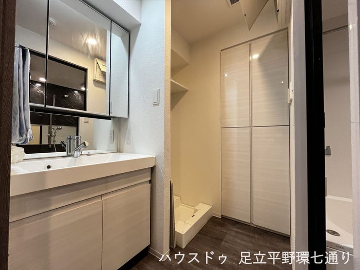洗面室には収納と洗濯機置場を備え、身支度から家事まで使いやすい空間です。