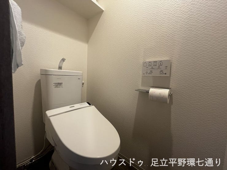 温水洗浄便座付きの清潔感あるトイレ。上部収納もあり使い勝手良好です。