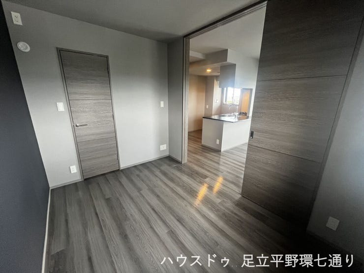 引き戸で空間を仕切れる洋室。用途に合わせてリビングと一体利用も可能です。
