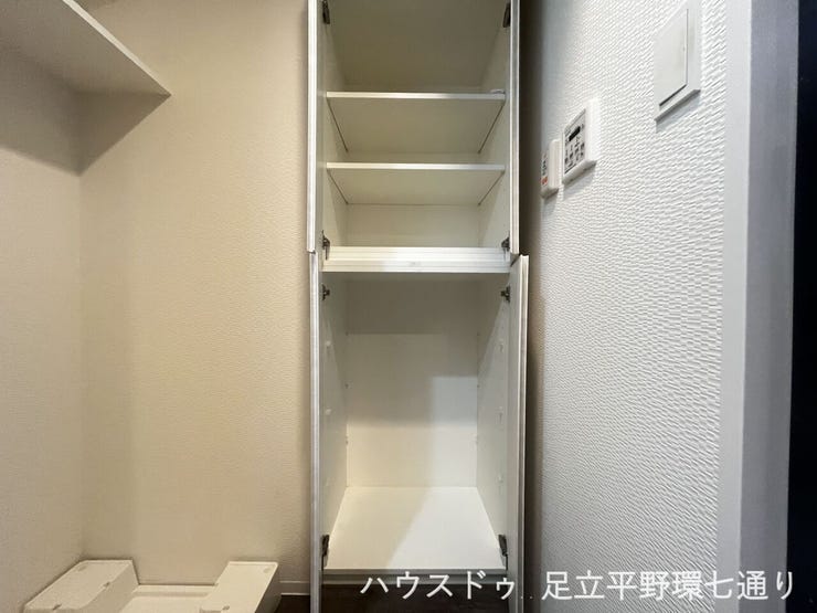 洗面室収納は可動棚付きで、タオルや洗剤類のストックにも便利です。