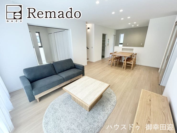 【リビング】
■家族の笑顔が集う中心地■お気に入りの家具を迎え、窓からは心地の良い光が差し込みます。