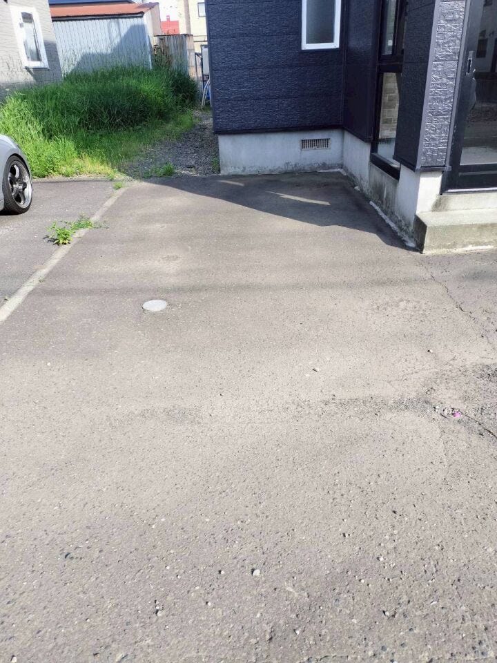 家の前の駐車場