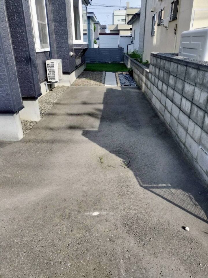 家の横駐車場