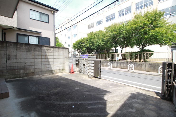 駐車場完備で、車をお持ちの方も安心。毎日の通勤やお買い物もスムーズに行えます。