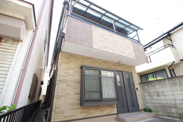 【外観】
外壁がお洒落な仕上がり!周囲には高い建物のないエリア。青い空が大きく感じますね