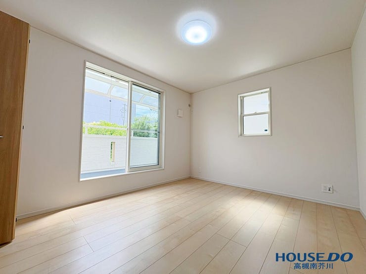 2階バルコニーへ出ることのできる寝室
南向きで明るいお部屋です